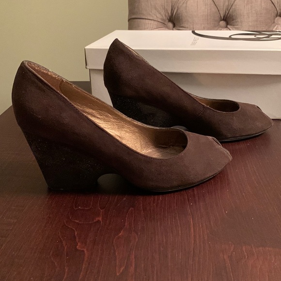 Aldo brown suede peep toe wedge heels                           Size 8.5 - Picture 2 of 3